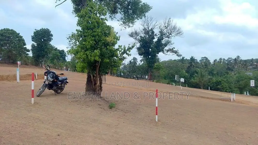 Walking distances to 120 road land for sale in Pogasowita