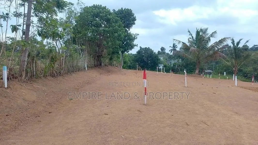 120 බස් පාරට ඇවිදින දුරින් පොල්ගස්ඕවිට අගනා බිම් කොටස්
