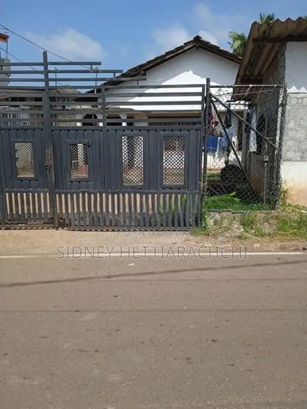 House with a shop for sale in Maeliya