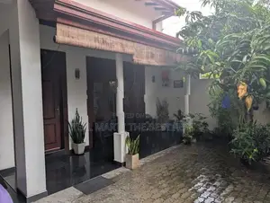 BORALESGAMUWA : 5-BR (10P) MODERN 3-STOREY HOUSE FOR SALE