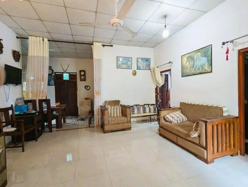 හංවැල්ල – ආටිගල ප්‍රදේශයෙන් අංගසම්පූර්ණ නිවසක්