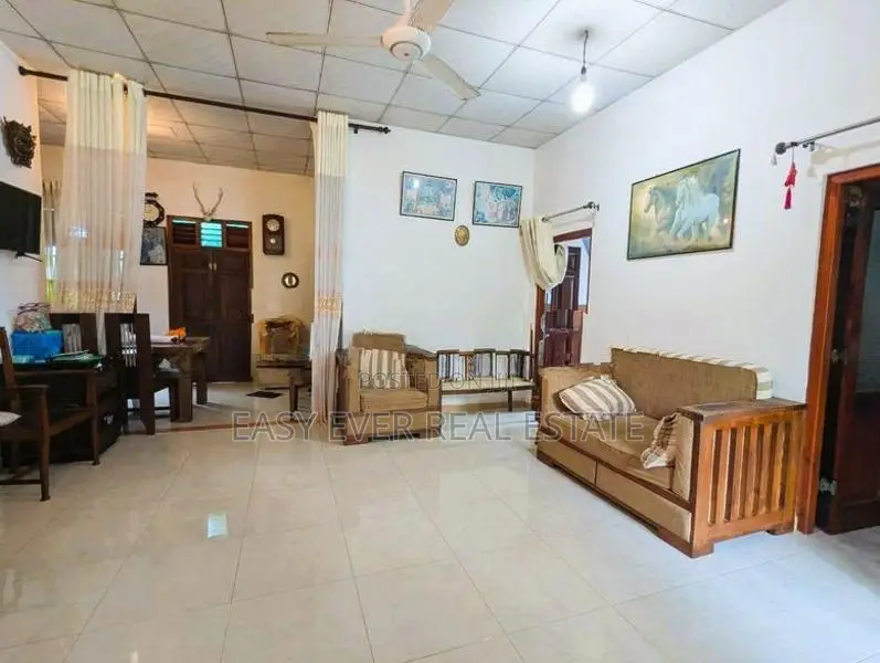 හංවැල්ල – ආටිගල ප්‍රදේශයෙන් අංගසම්පූර්ණ නිවසක්