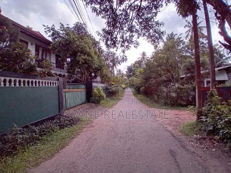 ගම්පහ යක්කල අතර කාමර 3ක නවීන පදිංචි නොවූ තනි මහල් නිවස(පර්චස් 6.2)