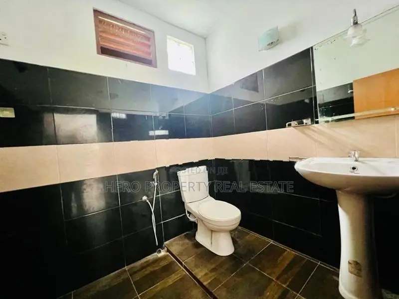 Luxury Two Unit Houses for Sale in Athurugiriya