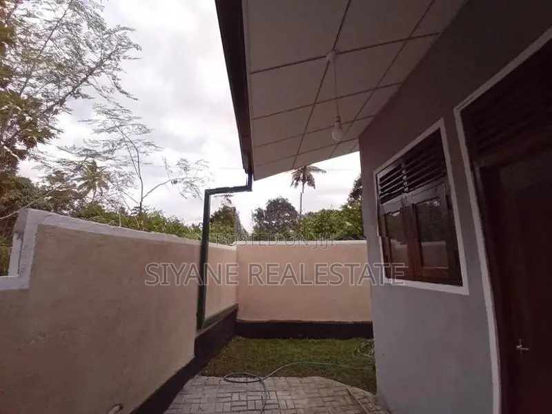 ගම්පහ යක්කල අතර කාමර 3ක නවීන පදිංචි නොවූ තනි මහල් නිවස(පර්චස් 6.2)