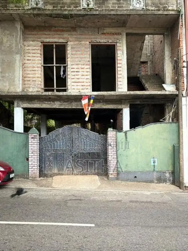 10.8 Perch Land with House in Colombo 15