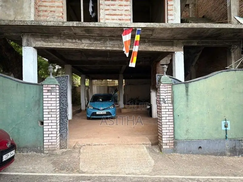 10.8 Perch Land with House in Colombo 15