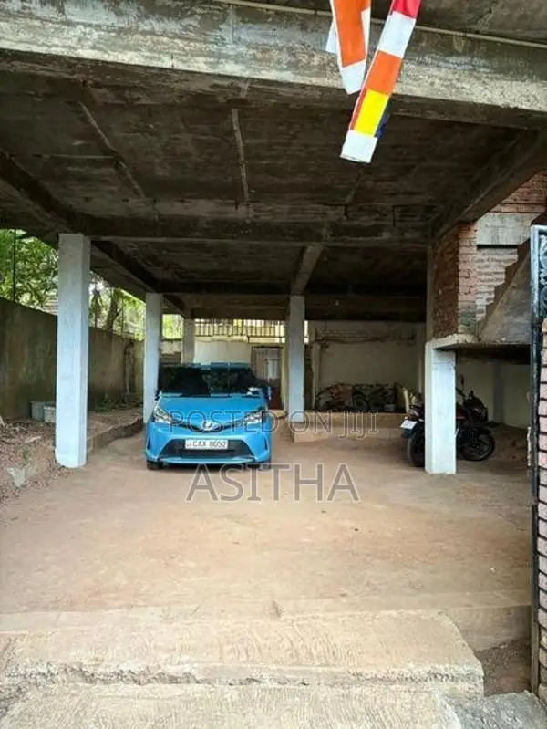 10.8 Perch Land with House in Colombo 15