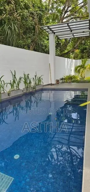 Swimming Pool with Luxury House Piliyandala