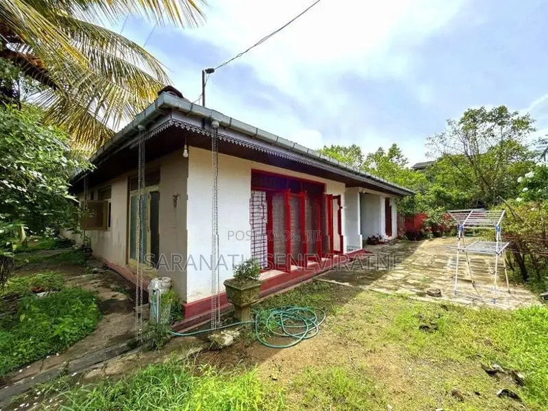 House in Good Condition for Sale – 200 m to Boralesgamuwa