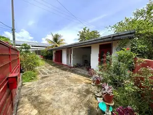 House in Good Condition for Sale – 200 m to Boralesgamuwa