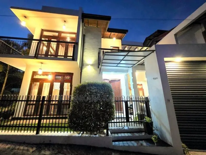 පර්චස් 13 ක සුකෝපබෝගී දෙමහල් නිවස විකිනීමට - මත්තෙගොඩ