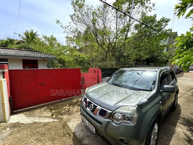 House in Good Condition for Sale – 200 m to Boralesgamuwa