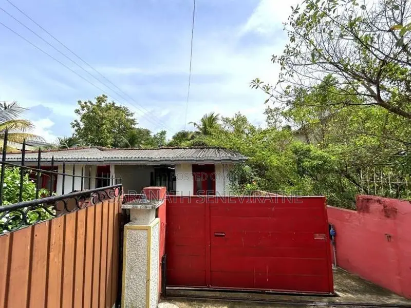 House in Good Condition for Sale – 200 m to Boralesgamuwa
