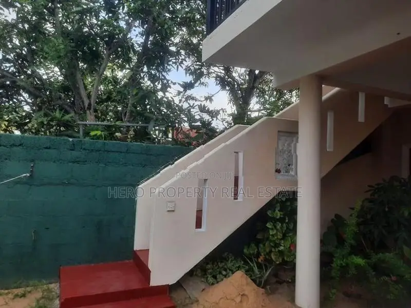 HCHR050 - Modern Upstairs House for Rent in Negombo