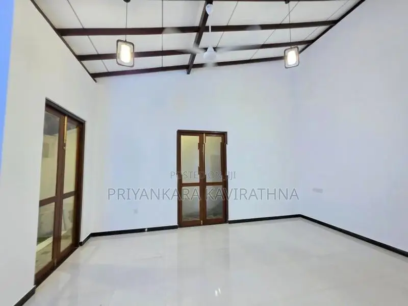 කැස්බෑවෙන් අලංකාර අලුත්ම නිවසක් විකිනීමට