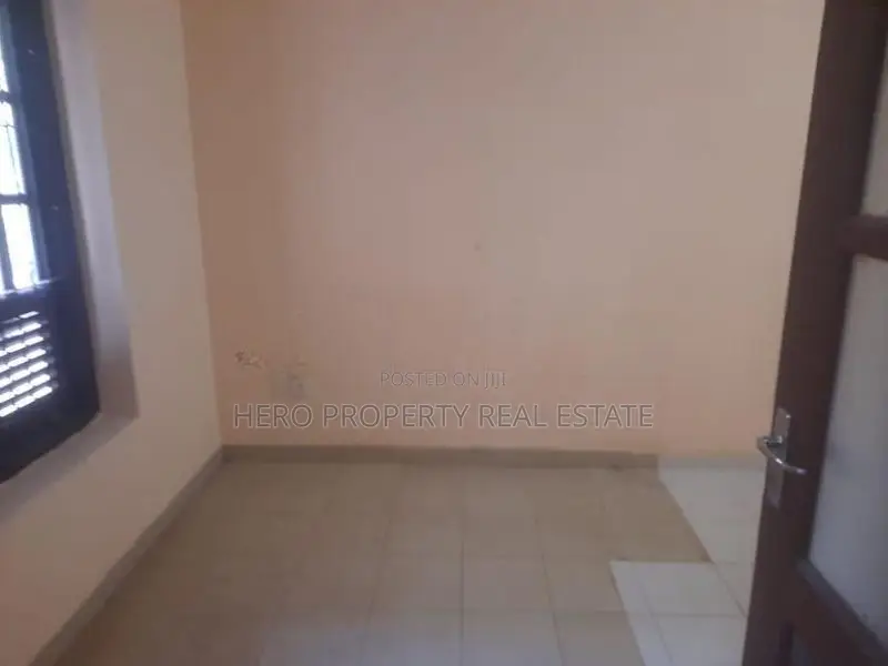 HCHR050 - Modern Upstairs House for Rent in Negombo