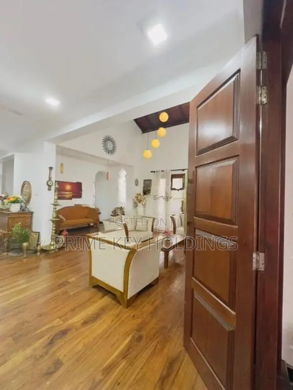 Luxury House for Sale in Battaramulla [HS102]