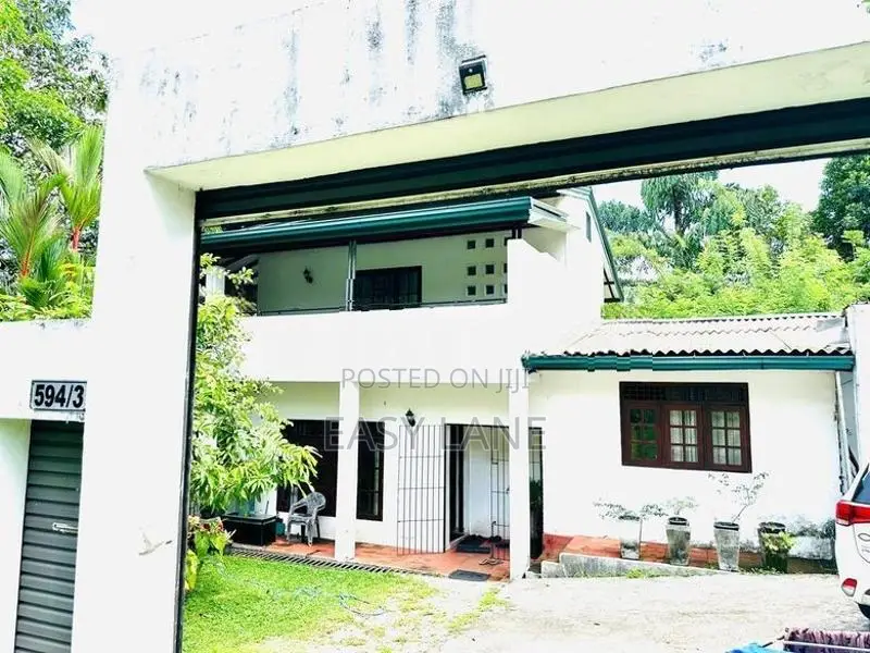 අතුරුගිරිය Hightway එකට ඇවිදයන දුරින් අගනා දෙමහල් නිවසක් / Ru 14225