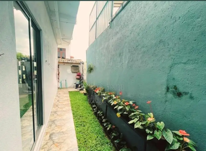 පදිංචියට සෑදු ළස්සන දෙමහල් නිවසක් විදෙස් ගතවනබෑවින් ඉක්මනින විකිනිමට