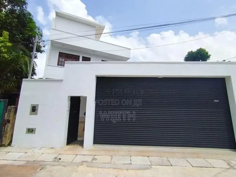 ණවමාදිලියේ ලස්සන මහල්3 නිවසක් විකිනිමට බොරෑලැස්ගමුව රත්තනපිටිය.