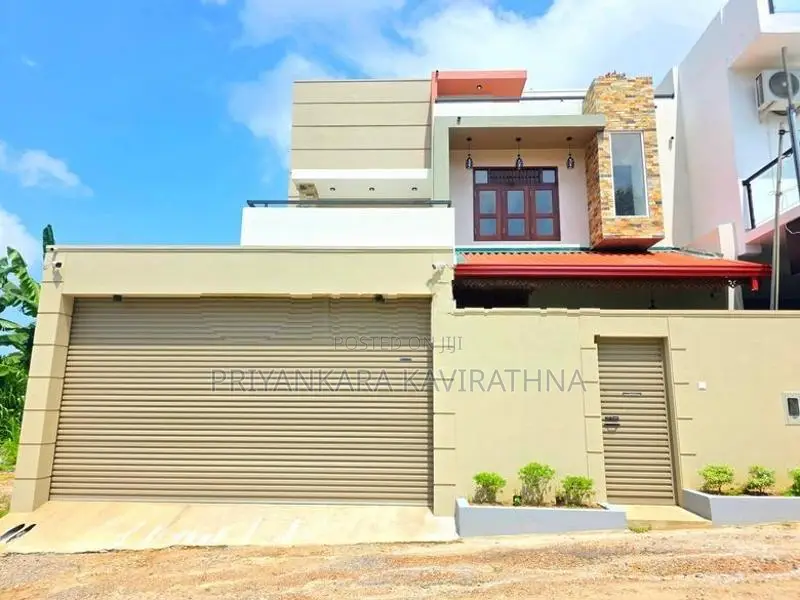 Viewing Paddy Field / Luxury House For Sale in Piliyandala