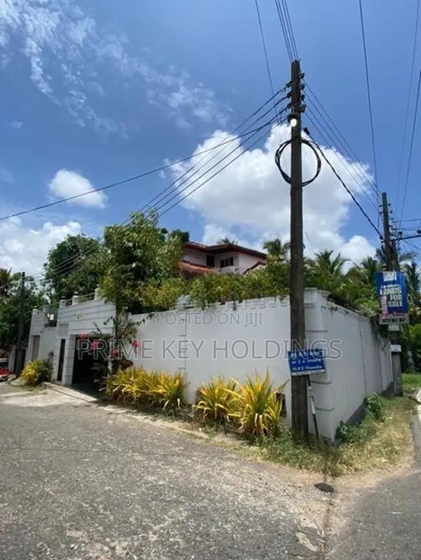 Luxury House for Sale in Battaramulla [HS102]