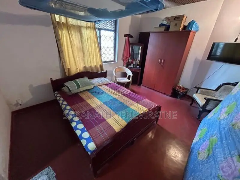 House in Good Condition for Sale – 200 m to Boralesgamuwa
