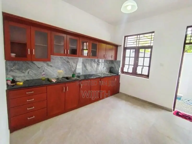 ණවමාදිලියේ ලස්සන මහල්3 නිවසක් විකිනිමට බොරෑලැස්ගමුව රත්තනපිටිය.