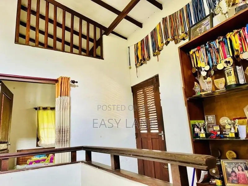 අතුරුගිරිය Hightway එකට ඇවිදයන දුරින් අගනා දෙමහල් නිවසක් / Ru 14225