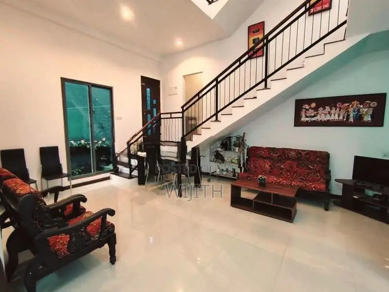 පදිංචියට සෑදු ළස්සන දෙමහල් නිවසක් විදෙස් ගතවනබෑවින් ඉක්මනින විකිනිමට