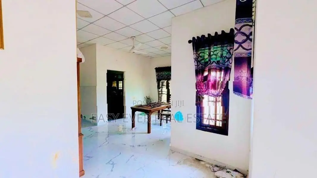 පාදුක්ක නගරයෙන් අංගසම්පූර්ණ නිවස / KK 15073