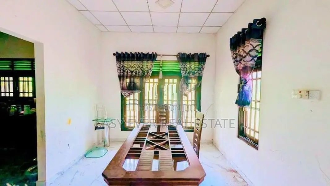 පාදුක්ක නගරයෙන් අංගසම්පූර්ණ නිවස / KK 15073