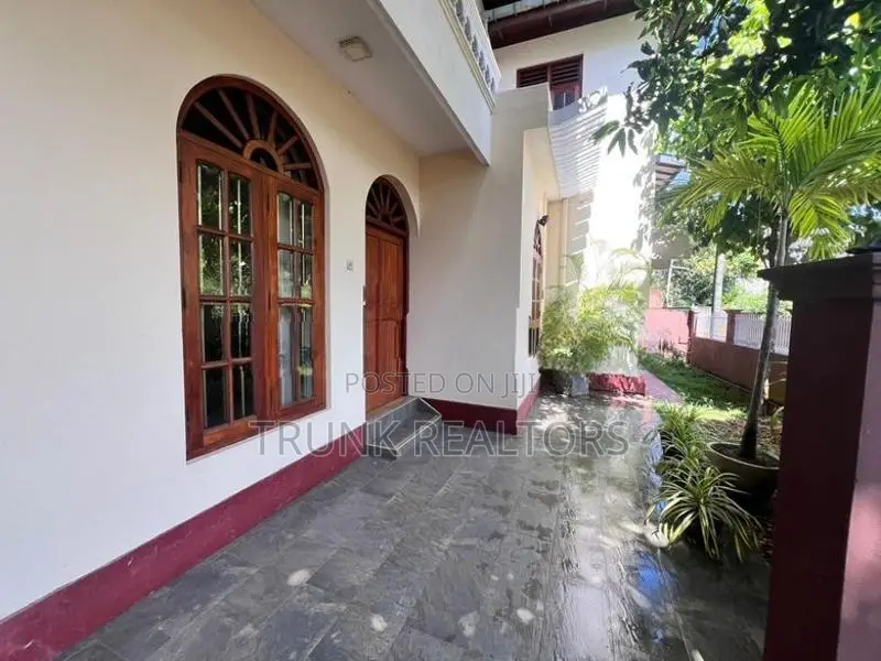 Mount Lavinia 04BR House For Rent (NK11452)