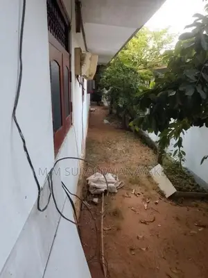 කටුනායක - අමන්දොලුව ප්‍රදේශයෙන් නිවසක් සමග බෝඩිං කාමර 4ක් විකිණීමට ඇත.