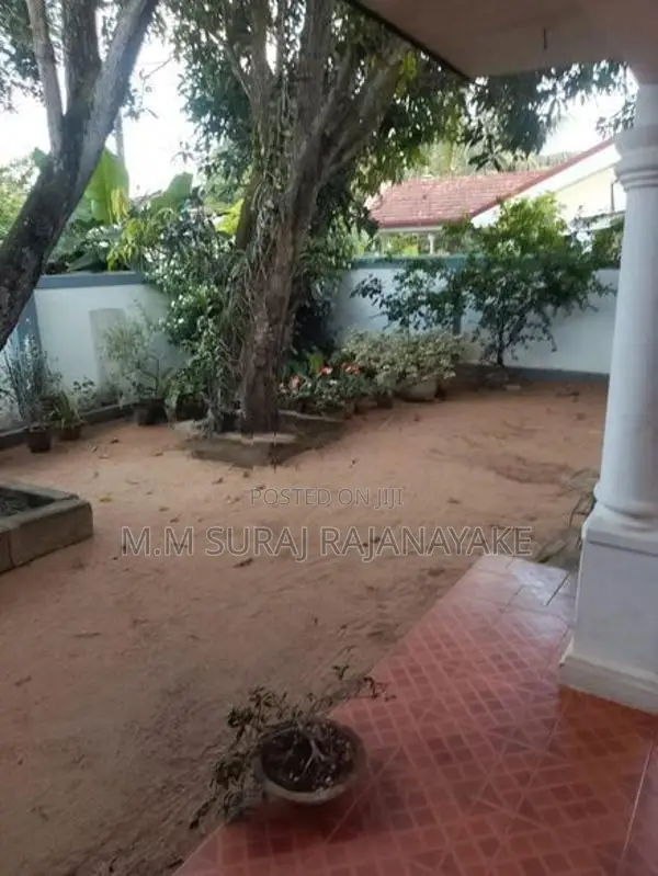 කටුනායක - අමන්දොලුව ප්‍රදේශයෙන් නිවසක් සමග බෝඩිං කාමර 4ක් විකිණීමට ඇත.