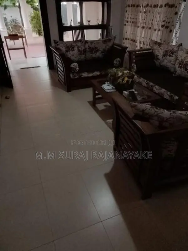 කටුනායක - අමන්දොලුව ප්‍රදේශයෙන් නිවසක් සමග බෝඩිං කාමර 4ක් විකිණීමට ඇත.