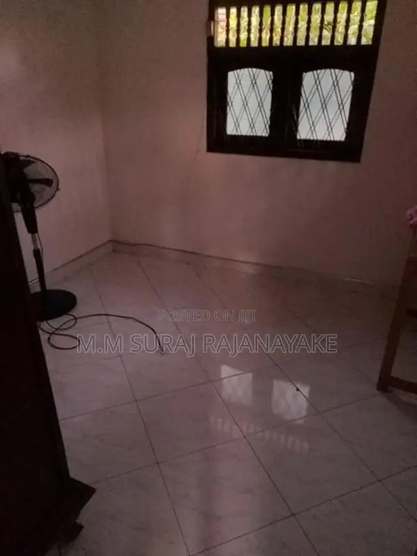 කටුනායක - අමන්දොලුව ප්‍රදේශයෙන් නිවසක් සමග බෝඩිං කාමර 4ක් විකිණීමට ඇත.