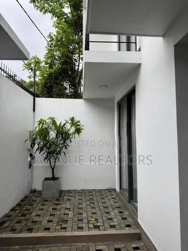 4BR 3-Storey House for Rent in Malabe (HS4773)