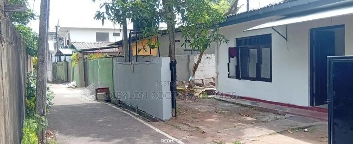 Single Story Small House for Rent Rooms Red Floor,This also has an Ann