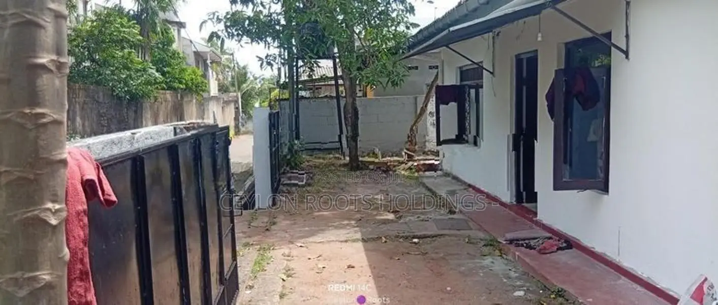 Single Story Small House for Rent Rooms Red Floor,This also has an Ann