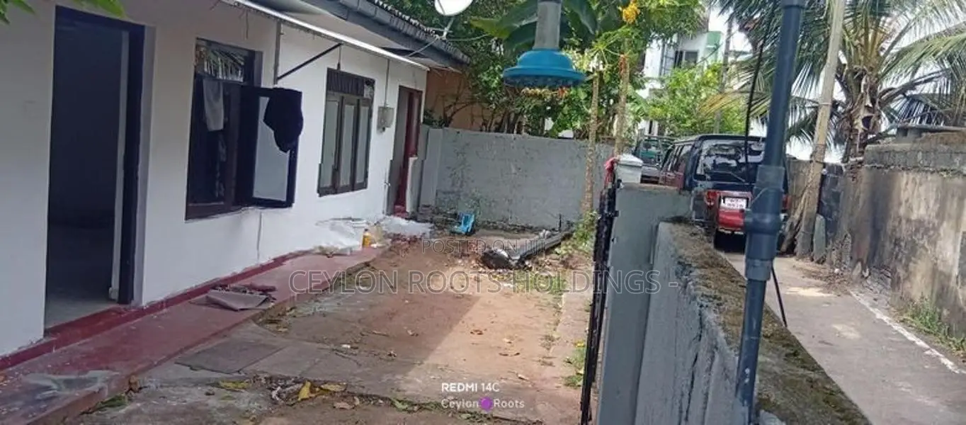 Single Story Small House for Rent Rooms Red Floor,This also has an Ann