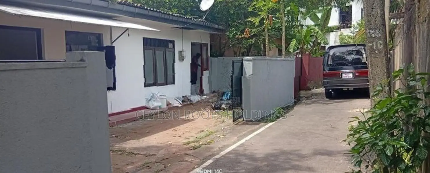 Single Story Small House for Rent Rooms Red Floor,This also has an Ann