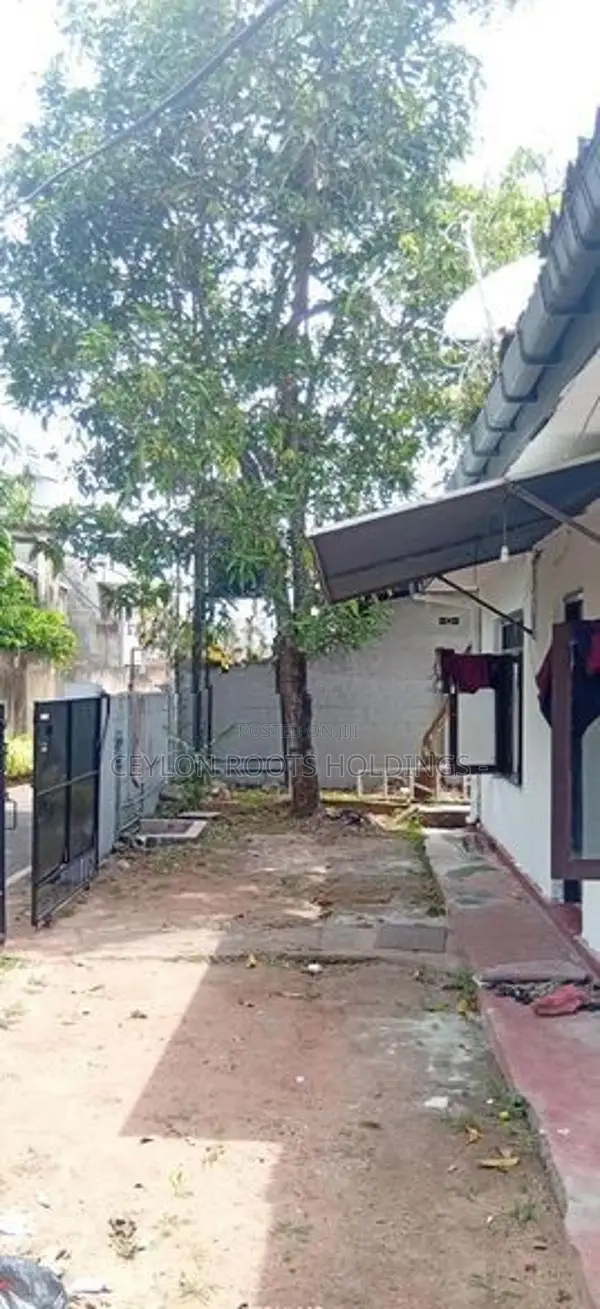 Single Story Small House for Rent Rooms Red Floor,This also has an Ann