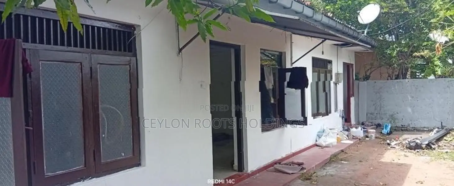 Single Story Small House for Rent Rooms Red Floor,This also has an Ann