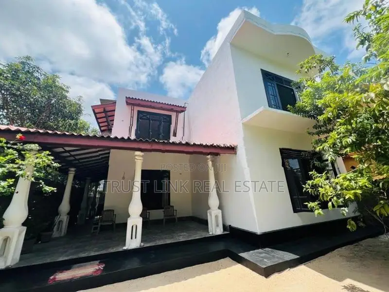 සියලු පහසුකම්වලින් සමන්විත අගනා දෙමහල් නිවසක් වහාම විකිණීමට ඇත.