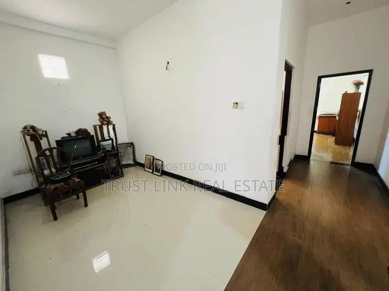 සියලු පහසුකම්වලින් සමන්විත අගනා දෙමහල් නිවසක් වහාම විකිණීමට ඇත.
