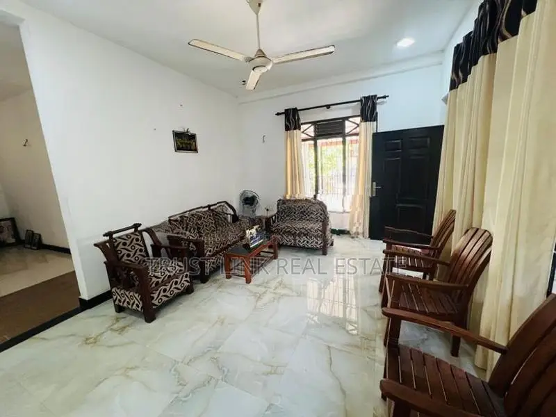 සියලු පහසුකම්වලින් සමන්විත අගනා දෙමහල් නිවසක් වහාම විකිණීමට ඇත.