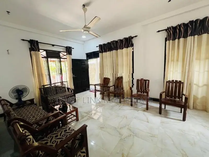 සියලු පහසුකම්වලින් සමන්විත අගනා දෙමහල් නිවසක් වහාම විකිණීමට ඇත.