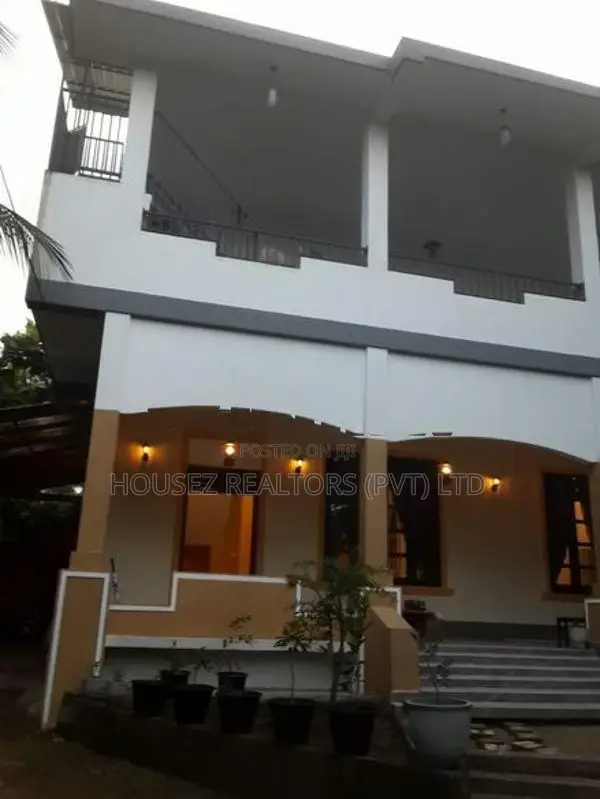 Spacious 6-Bedroom House - Nittambuwa